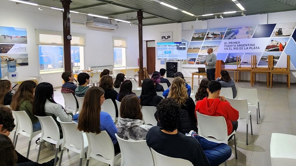 Un diálogo sobre puertos argentinos y visita educativa al Puerto La Plata